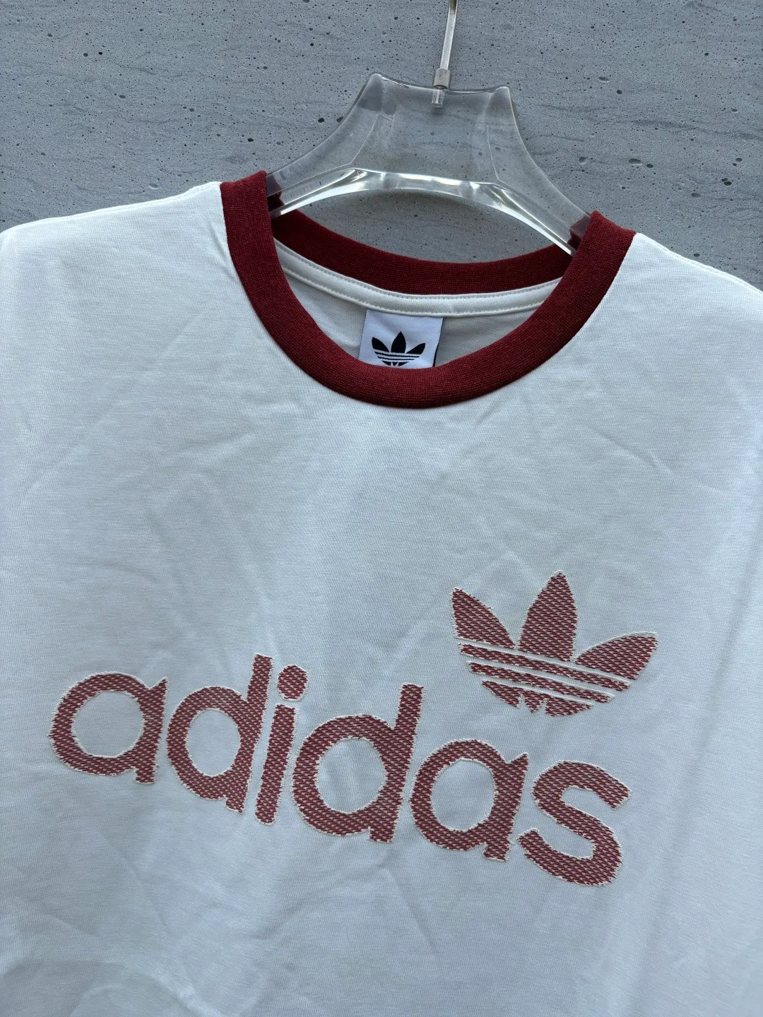 🈴𝟮Color Collection 𝟬𝟱𝟰𝟰#Exclusive real shot/difference between various stolen pictures and online version on the market [𝗮𝗱𝗶𝗱𝗮𝘀Adidas Clover & Wang Hexi Same Style Contrast Color Retro T-shirt] ✅This Retro Contrast Color T-shirt directly brings out the American Retro feel Classic round neck with contrasting edging design, available in white, red and dark gray colors. No matter skin color or body shape, men and women can easily choose the same style for couples! . ✅ Original mold opening, pure original/tag washed wheat ribbon individually coded/full set of 1:1 customized accessories ➕Customized three-label ➕𝗬𝘂𝗮𝗻 version of the tag ➕𝗹𝗼𝗴𝗼 packaging bag🔥 ➕Scan the QR code to enter the official website. Complete with three labels! Perfect Quality! Highly recommended! ✅Top version, ins Xiaohongshu Kuaishou = lots of bloggers’ outfits. ✅Adi’s absolute Hot Sale star Same Style details are online, feel free to compare! The iconic Adidas logo embellishes the chest, highlighting the brand's charm. Fixed color and classic three-bar stripes, classic will never go out of style! Versatile is not picky, the original model is perfect for the upper body, so buy it with your eyes closed! ✅Easily adaptable to various sports or daily leisure scenes. Whether you are running for fitness or hanging out on the street, it can keep you full of energy without losing the sense of fashion. ✅Complete sizes to meet the needs of different body shapes! Color;White Dark Gray Size S-XXL